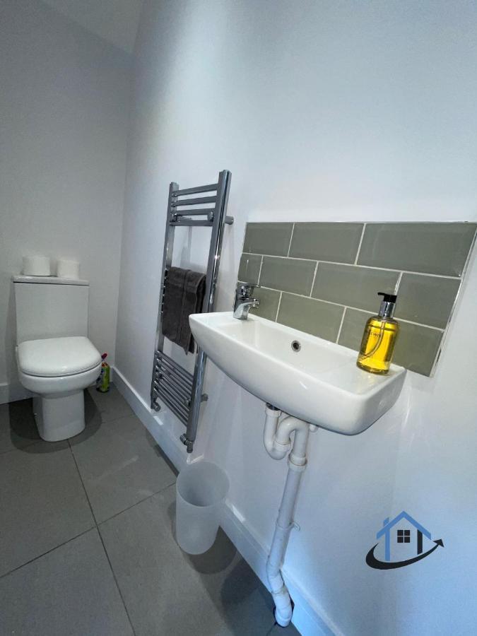 Acaster House, X4 Rooms With En-Suites X1 Room Private Bathroom, Street Parking, Close To Train Station Kettering Exterior photo