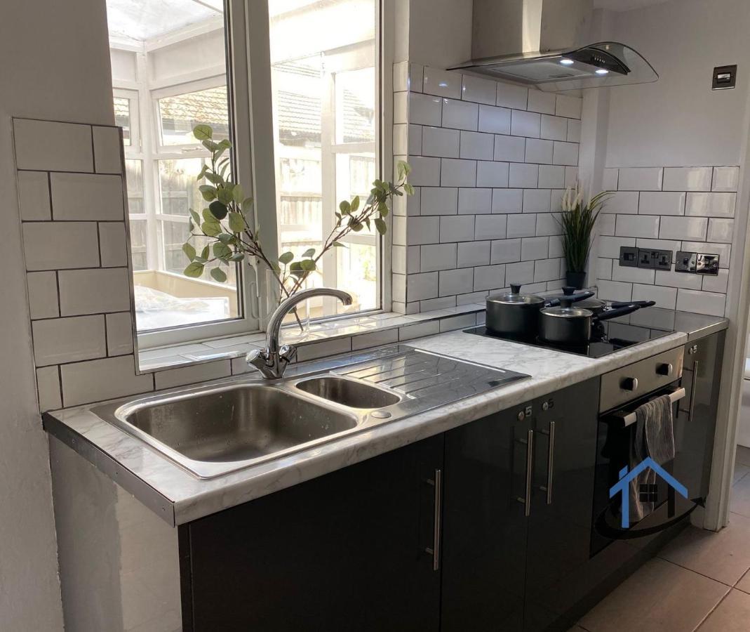 Acaster House, X4 Rooms With En-Suites X1 Room Private Bathroom, Street Parking, Close To Train Station Kettering Exterior photo
