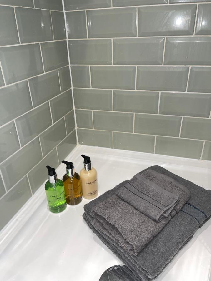 Acaster House, X4 Rooms With En-Suites X1 Room Private Bathroom, Street Parking, Close To Train Station Kettering Exterior photo